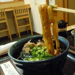 五人囃子 - 伊勢うどんの麺はこんな感じです。他の麺とは違って太くてモチモチ。