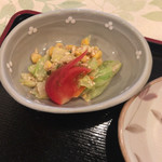 菜 - 冷菜はキャベツとコーンの玉子とじにゴマドレッシング