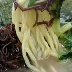 家系ラーメン王道 いしい - このスープなら普通の麺が似合いますね
