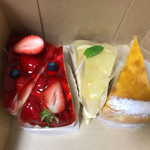 四村ショッパーズ デリカスィーツ&ベーカリー - 苺タルト、八朔タルト、チーズケーキ