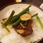 炭火焼肉屋台 たじま屋 - お肉にニンニクチップにニラかな？緑のはテーブルに置いてある。