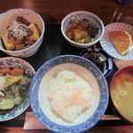 田舎料理　やまがた - 肉豆腐半分里イモ半分定食（ごはん小盛）　1050円