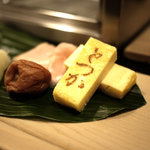 すし屋の戸塚 - とつかの焼き印入り玉子焼き。