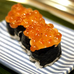 すし屋の戸塚 - お子様用いくら軍艦巻。芸術品のような緻密さです。