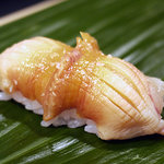 すし屋の戸塚 - 生きている赤貝を使っています。