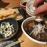 旬鮮酒場 NOBU - 骨せんべい、塩昆布くりちー、牛筋煮込み。一味すら振り入れてもらう、介護状態