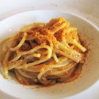ボッテゴン - サルディニア からすみたっぷりのオイル仕立てのスパゲッティ ：テーブルに提供されると、カラスにのとても良い香りが辺りに漂います。パスタ全体に絡みついた からすみ が美味しさを醸し出しています。