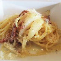 ボッテゴン - イタリア パンチェッタと玉葱のパルミジャーノ風味のスパゲッティ：甘みのある新玉ねぎ と ブラックペッパー、唐辛子にパルミジャーノのハーモニーが素晴らしいパスタです。