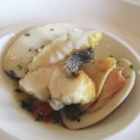 ボッテゴン - 三河湾 天然スズキ（2人分）2,800円：アラカルトから頂きました。大きな千葉産 蛤からでる 魚介類の お出汁がイイですネ！ スズキのぷりぷりな触感も素敵です。美味しい！