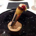 レストラン 間 - 1品目＝アミューズは、フォアグラのクレープ。切り株に乗った、可愛いクレープスタンドで登場！