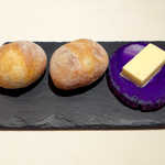 レストラン 間 - 自家製パン。二人分が一つの石皿に乗せられます