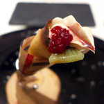 レストラン 間 - フォアグラとフルーツの相性を活かした一品。ラズベリーの酸味といちじくの甘みがマッチ