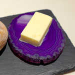 レストラン 間 - バターは、紫色のメノウに乗って登場。本物かしらん～