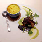 レストラン 間 - 4品目、そら豆と蟹のスフレに、香ばしいフォアグラのポワレを添えて（￥590増）