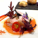 トマトの甘さ、グレープフルーツの甘いムース、イカスミのチュイル、帆立のムースにスズキ
