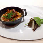 レストラン 間 - 6品目、桜海老とホタルイカご飯、山うどのピクルス。このタイミングで和食へ急転換、ジェットコースターのようで楽しい