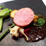 レストラン 間 - 立ち上る燻香が食欲をそそる。褐色のマスタードソースは、コクが深くてぐっと濃い味