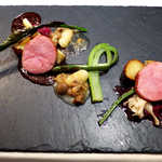 レストラン 間 - 5品目、仔牛のベーコン巻き、マスタードとあさりの二色ソース。行者ニンニク・こごみ・白舞茸・ニョッキ