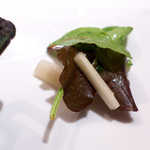 レストラン 間 - 山うどのピクルスは、あくまでマイルドな酸味。普通は酢味噌で食べることが多いけれど、ひとひねり効いている