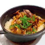 桜海老の香ばしさと、ホタルイカの肝の旨味。出汁の染みたご飯とともに