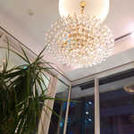 レストラン 間 - 天井からはシャンデリア。シンプル＆モダンの中に、華やかさもあります