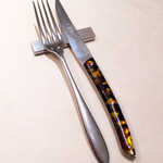 レストラン 間 - カトラリー。ナイフのヒョウ柄が印象的