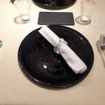 レストラン 間 - テーブルセッティング。モノトーンでシンプルだが、小物使いに注目です