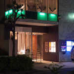 レストラン 間 - 入口はモダンな雰囲気