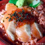 鮮彩丼丸 - 鮭家族丼