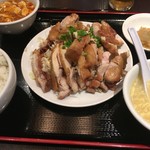 東方一角 - 揚げ鶏の香味ソースがけ（880円）