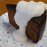 リリエンベルグ - ザッハトルテ生クリームを掛けて