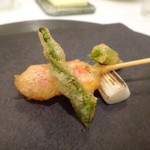 食堂セゾンドール - ◆仮屋　赤ニシ貝のベニエ　スパイス風味 赤ニシ貝は唐津で何度か口にしたことがりますが、クセがないですね。 緑色の品は「ほうばの新芽」だそう。