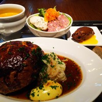 トラディシオン 日本橋 - お肉のパイ包み(玉子入り)マディラ酒ソース