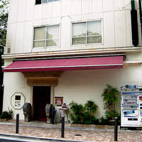 御膳房 六本木店 - 白壁の外観です