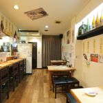 串揚げ 旬の一品  丸幸 - 友人との飲み会や会社の飲み会などに適したテーブル席。お席をつなげて最大12名様までご利用可。