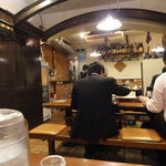 彩華 - 地下の店内