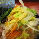 家系総本山 ラーメン 吉村家 - トッピングの野菜畑。きゃべつ、にんじん、玉ねぎなどの茹で野菜。