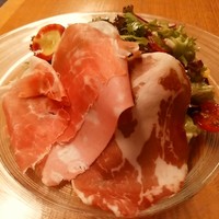 坂の上レストラン - 生ハムと鮮度の良いサラダ
