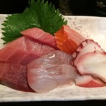 魚盛 - ★本日のランチ 刺身（まぐろ・平目・サーモン・たこ盛合せ）（850円）★刺身 