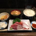 魚盛 - ★本日のランチ 刺身（まぐろ・平目・サーモン・たこ盛合せ）（850円）★ 