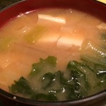 魚盛 - ★本日のランチ 刺身（まぐろ・平目・サーモン・たこ盛合せ）（850円）★ 具だくさんの、熱々な味噌汁！