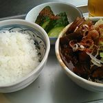 きつねや - ホルモン大盛り・小ライス・お新香