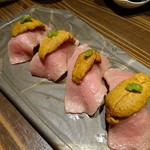 どでん舌 - 炙り牛の握りウニ載せ