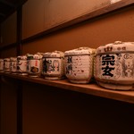 Sakazuki Yakaduchi - 約50種の日本酒がズラリ