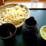 ごちそう屋おじら - ざるうどんです、田舎うどんの感じでした