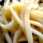 ごちそう屋おじら - うどんのアップです、角が立っていないので機械打ちかな