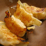 マーボー飯店 - 大きな餃子でタレは三種類から好きなのを選べました。