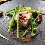 炭だけで焼き上げる群馬産せせらぎ豚 岡本さんの無農薬野菜を添えて