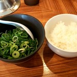 ラーメン幸樹 - サービスのネギと美味しいライス