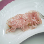 ペレグリーノ - ヴェネト州のソップレッサというサラミ、下にはリグーリア産フォカッチャ